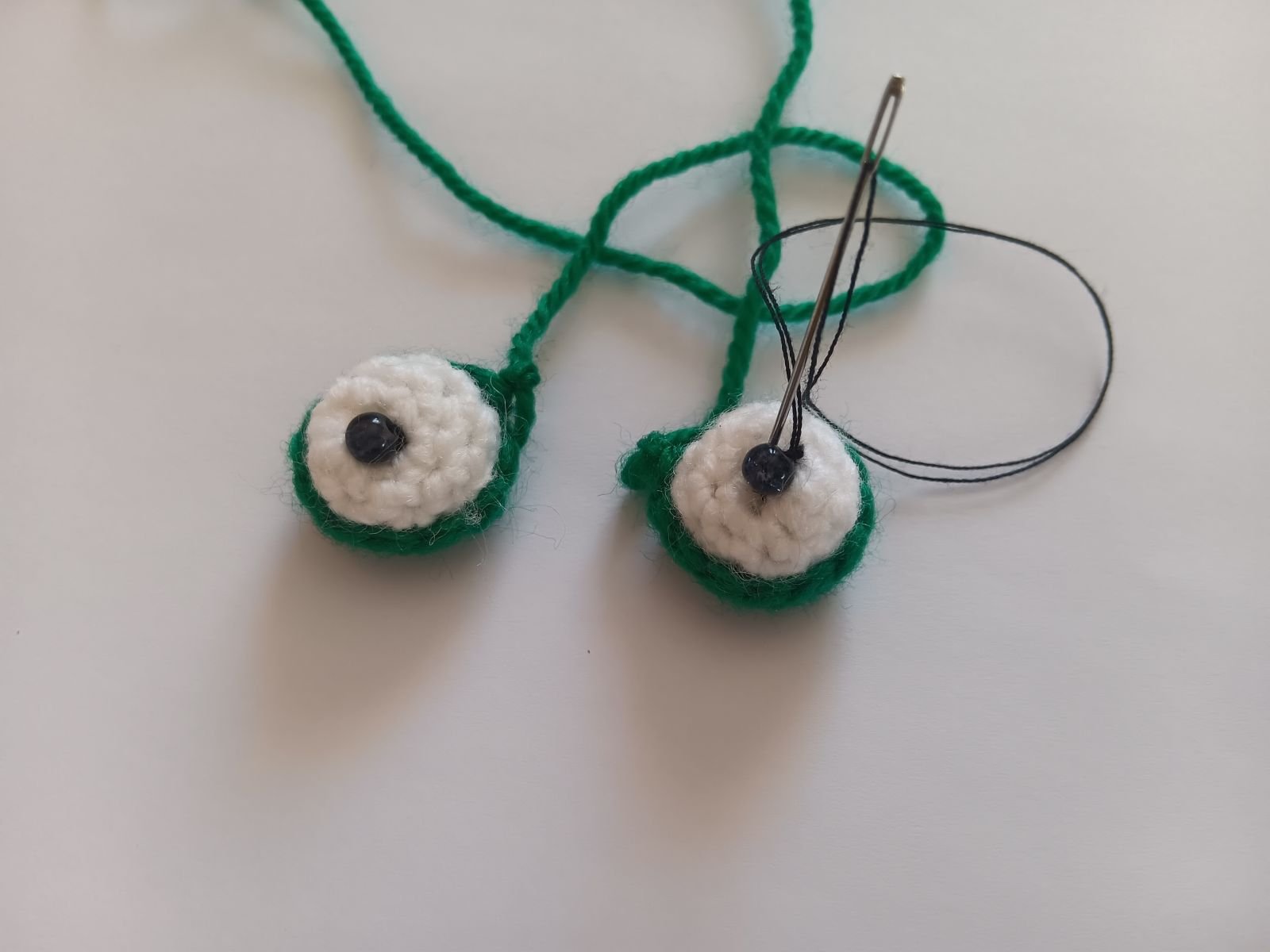 Blog-Inhaltsbild für 'Frosch mit Beuteltasche häkeln. Kostenlose Häkelanleitung'