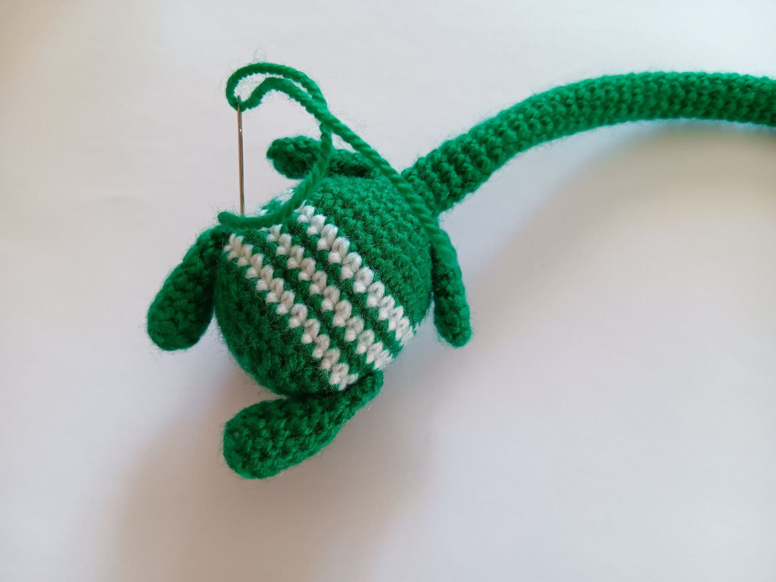 Blog-Inhaltsbild für 'Frosch mit Beuteltasche häkeln. Kostenlose Häkelanleitung'