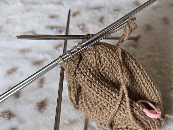 Blog-Inhaltsbild für 'Kostenlose Strickanleitung für einen Hasen Eierbecher'