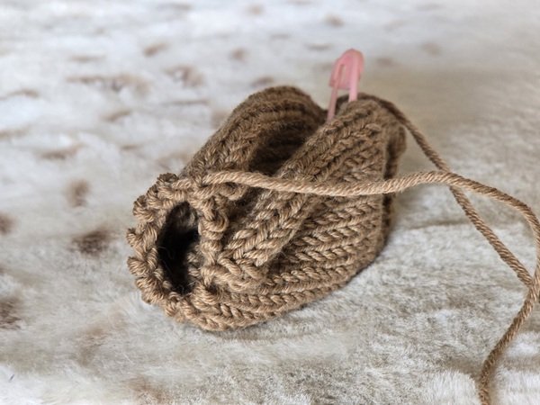 Blog-Inhaltsbild für 'Kostenlose Strickanleitung für einen Hasen Eierbecher'