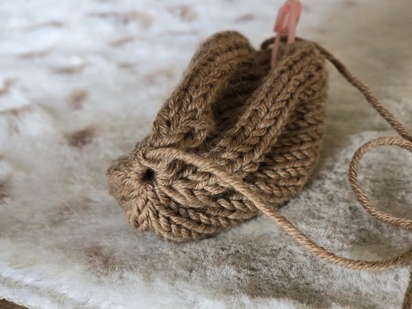 Blog-Inhaltsbild für 'Kostenlose Strickanleitung für einen Hasen Eierbecher'