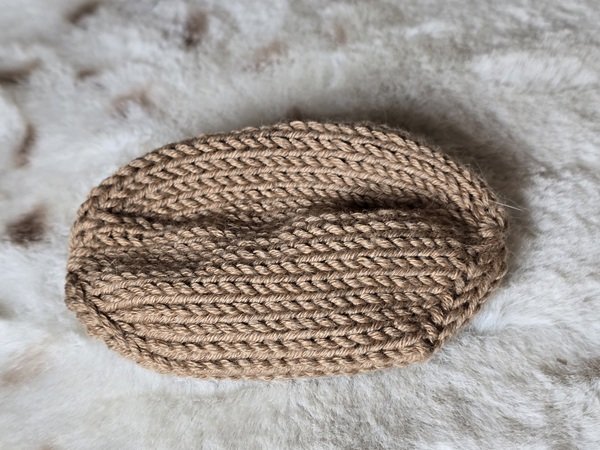 Blog-Inhaltsbild für 'Kostenlose Strickanleitung für einen Hasen Eierbecher'