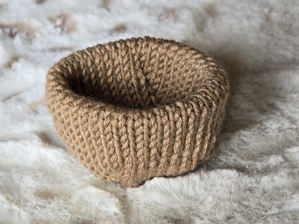 Blog-Inhaltsbild für 'Kostenlose Strickanleitung für einen Hasen Eierbecher'