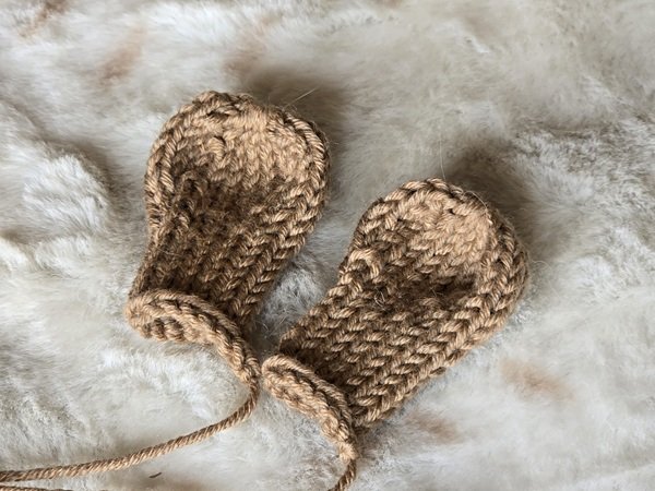 Blog-Inhaltsbild für 'Kostenlose Strickanleitung für einen Hasen Eierbecher'