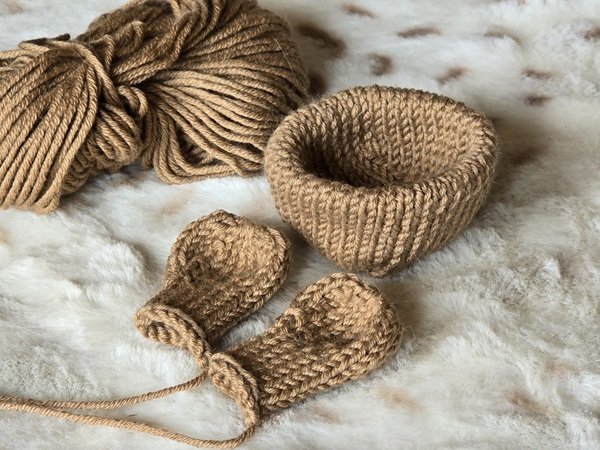 Blog-Inhaltsbild für 'Kostenlose Strickanleitung für einen Hasen Eierbecher'