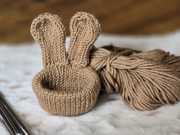 Blog-Inhaltsbild für 'Kostenlose Strickanleitung für einen Hasen Eierbecher'