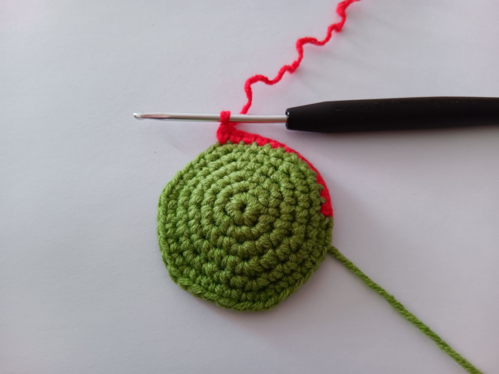 Blog-Inhaltsbild für 'Frosch mit Beuteltasche häkeln. Kostenlose Häkelanleitung'