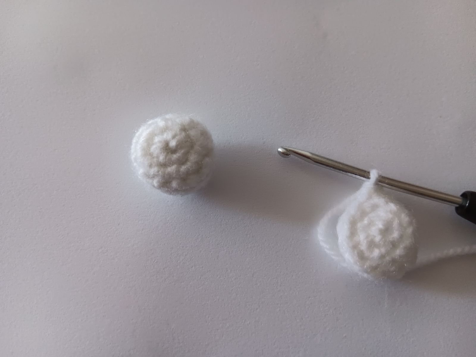 Blog-Inhaltsbild für 'Frosch mit Beuteltasche häkeln. Kostenlose Häkelanleitung'