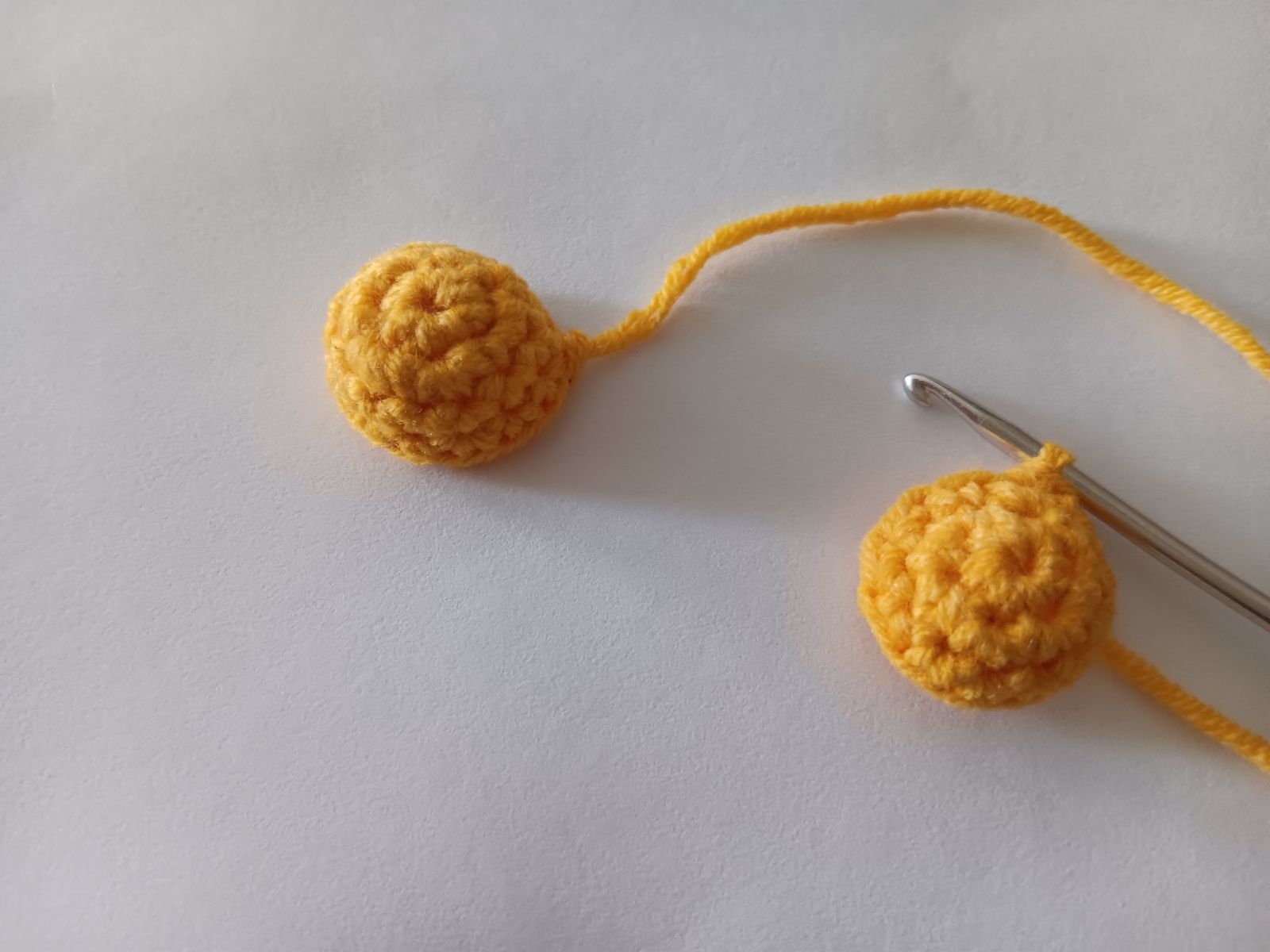 Blog-Inhaltsbild für 'Frosch mit Beuteltasche häkeln. Kostenlose Häkelanleitung'