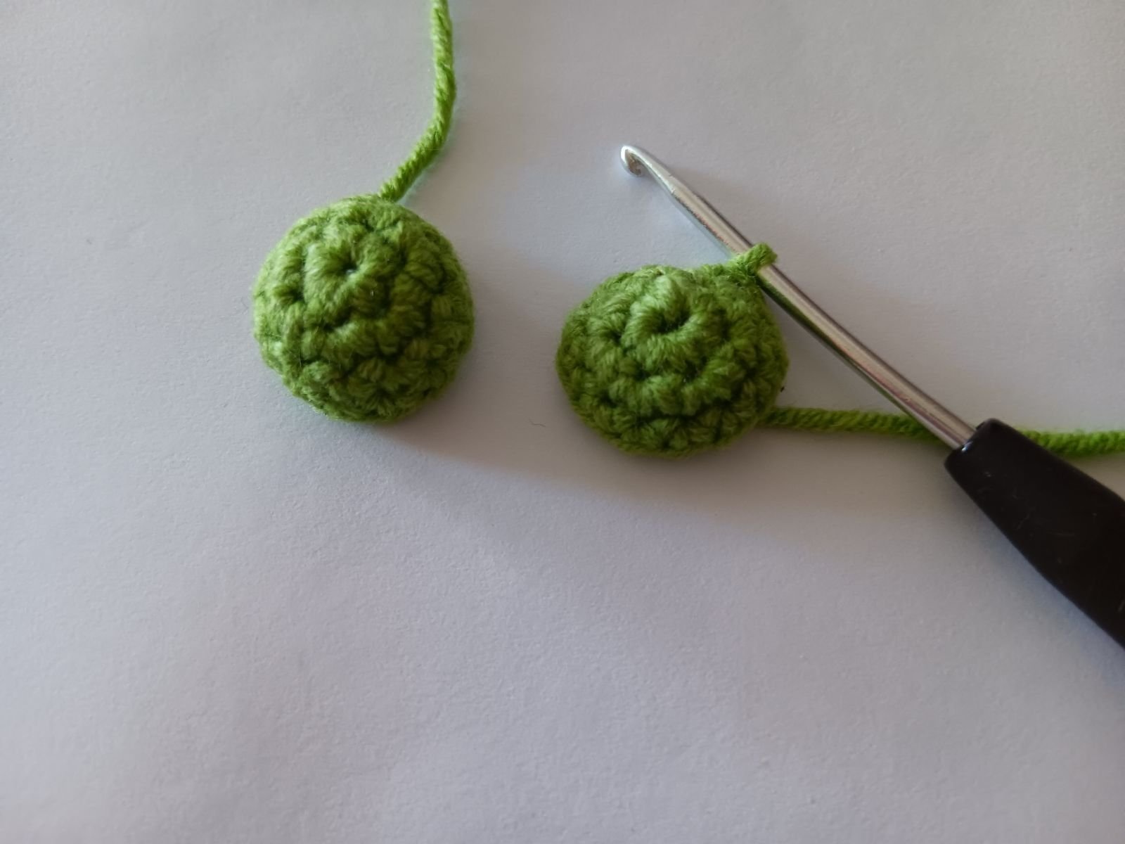 Blog-Inhaltsbild für 'Frosch mit Beuteltasche häkeln. Kostenlose Häkelanleitung'