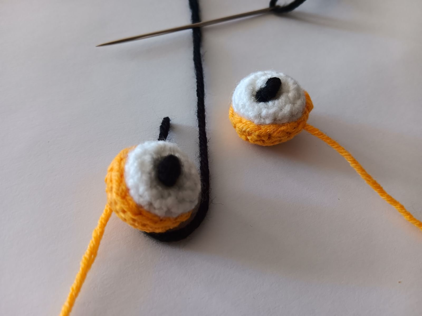 Blog-Inhaltsbild für 'Frosch mit Beuteltasche häkeln. Kostenlose Häkelanleitung'