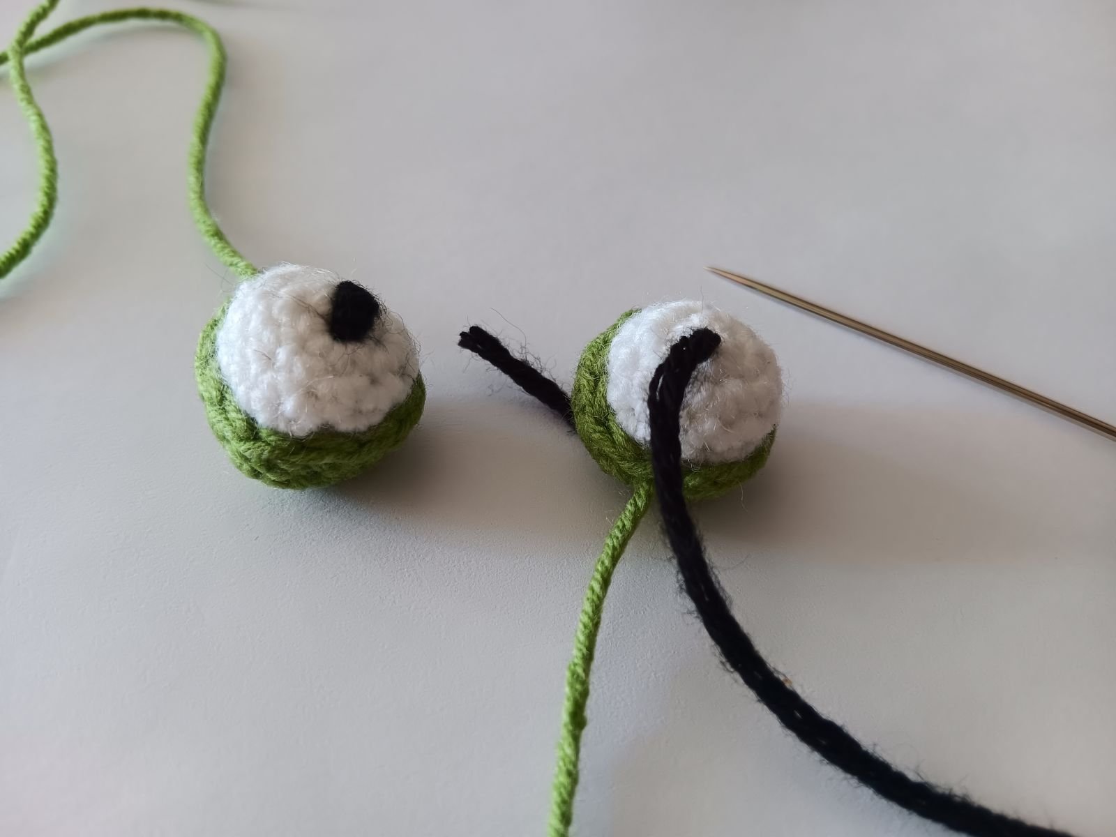 Blog-Inhaltsbild für 'Frosch mit Beuteltasche häkeln. Kostenlose Häkelanleitung'