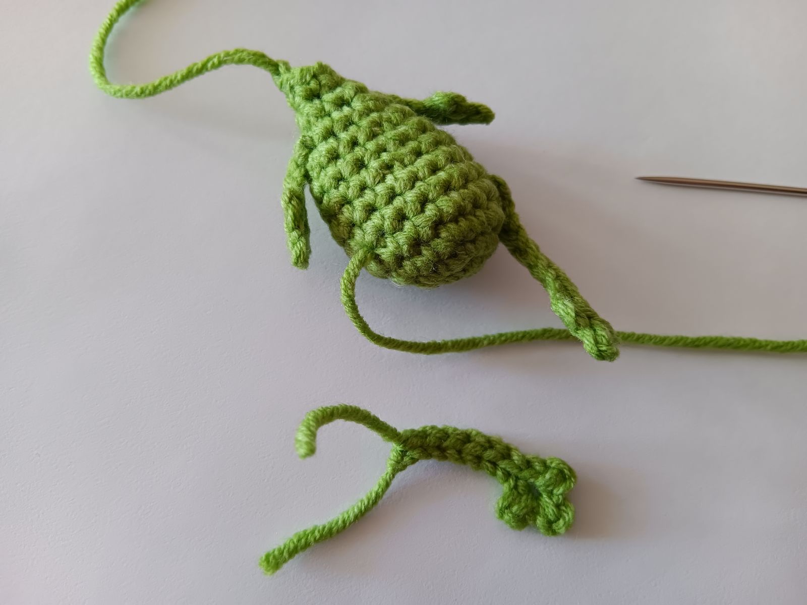 Blog-Inhaltsbild für 'Frosch mit Beuteltasche häkeln. Kostenlose Häkelanleitung'