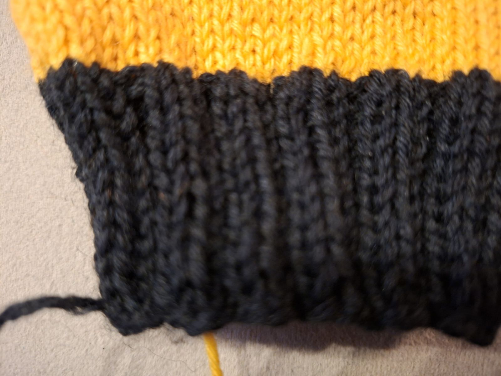 Blog-Inhaltsbild für 'Kostenlose Strickanleitung für Männersocken in Fanfarben – Größe 47'