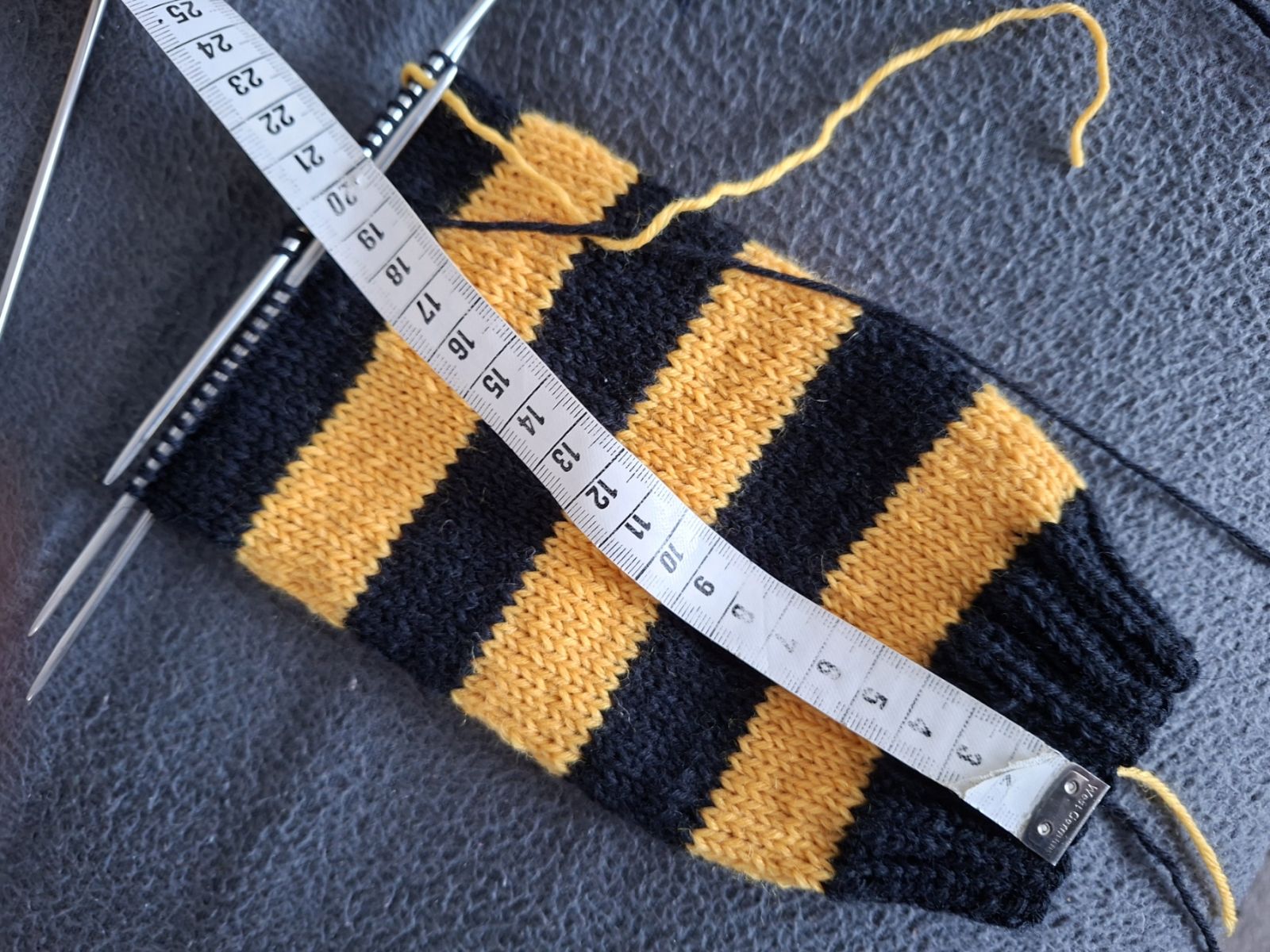 Blog-Inhaltsbild für 'Kostenlose Strickanleitung für Männersocken in Fanfarben – Größe 47'