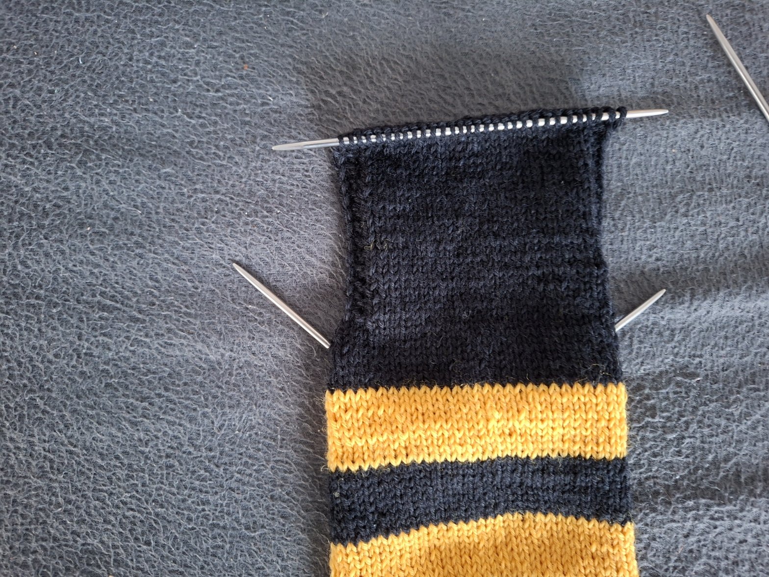 Blog-Inhaltsbild für 'Kostenlose Strickanleitung für Männersocken in Fanfarben – Größe 47'