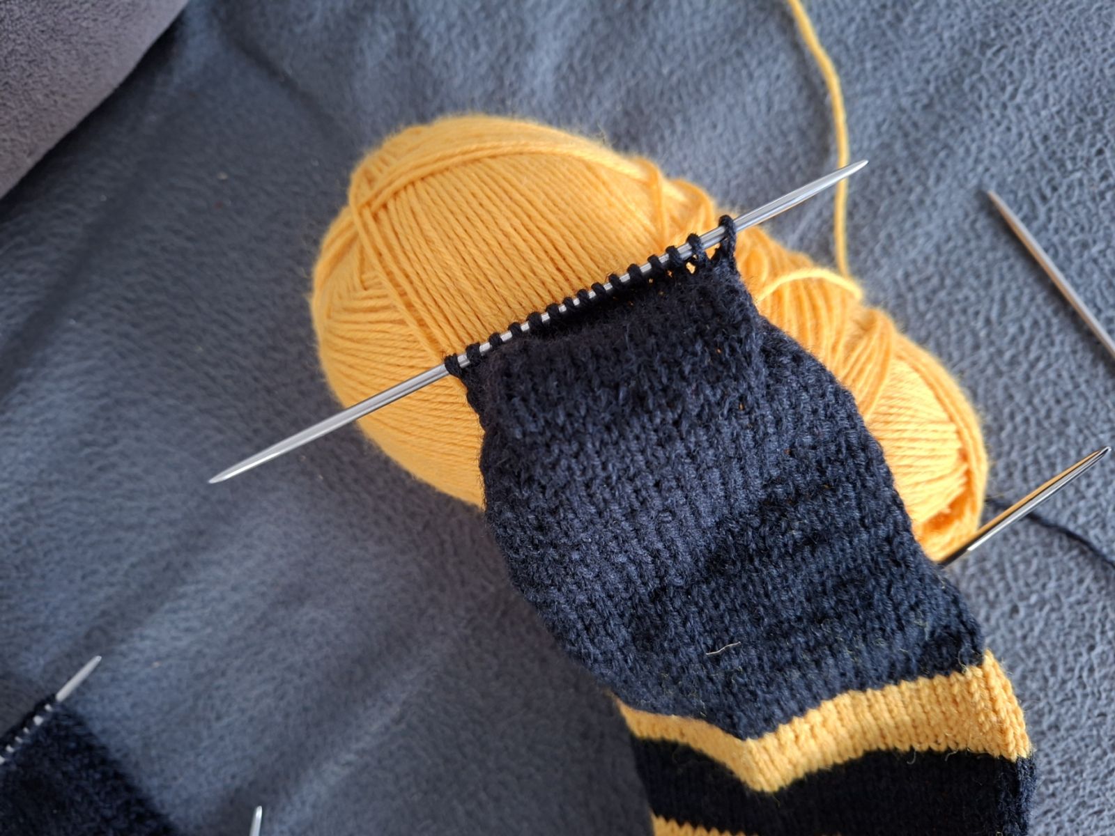 Blog-Inhaltsbild für 'Kostenlose Strickanleitung für Männersocken in Fanfarben – Größe 47'