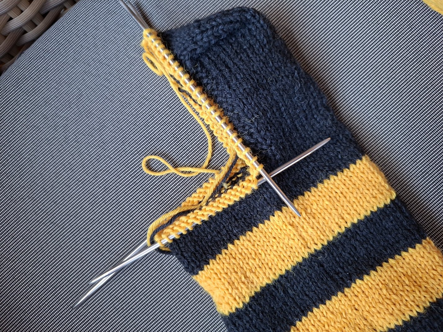 Blog-Inhaltsbild für 'Kostenlose Strickanleitung für Männersocken in Fanfarben – Größe 47'