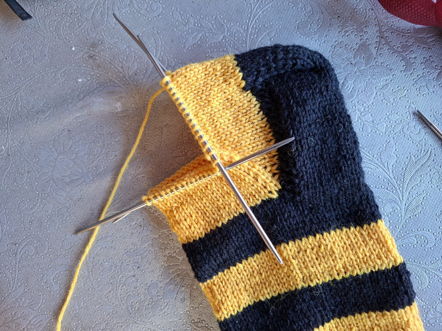 Blog-Inhaltsbild für 'Kostenlose Strickanleitung für Männersocken in Fanfarben – Größe 47'