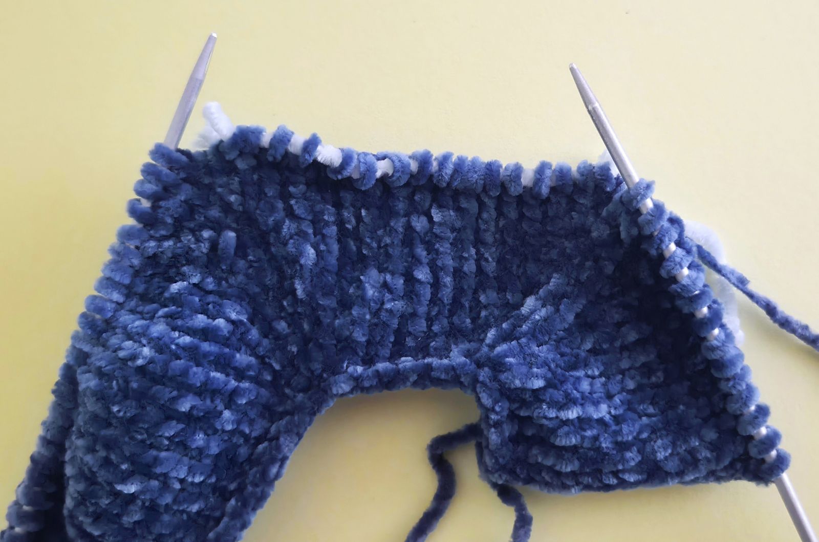 Blog-Inhaltsbild für 'Overall Baby Hai stricken'