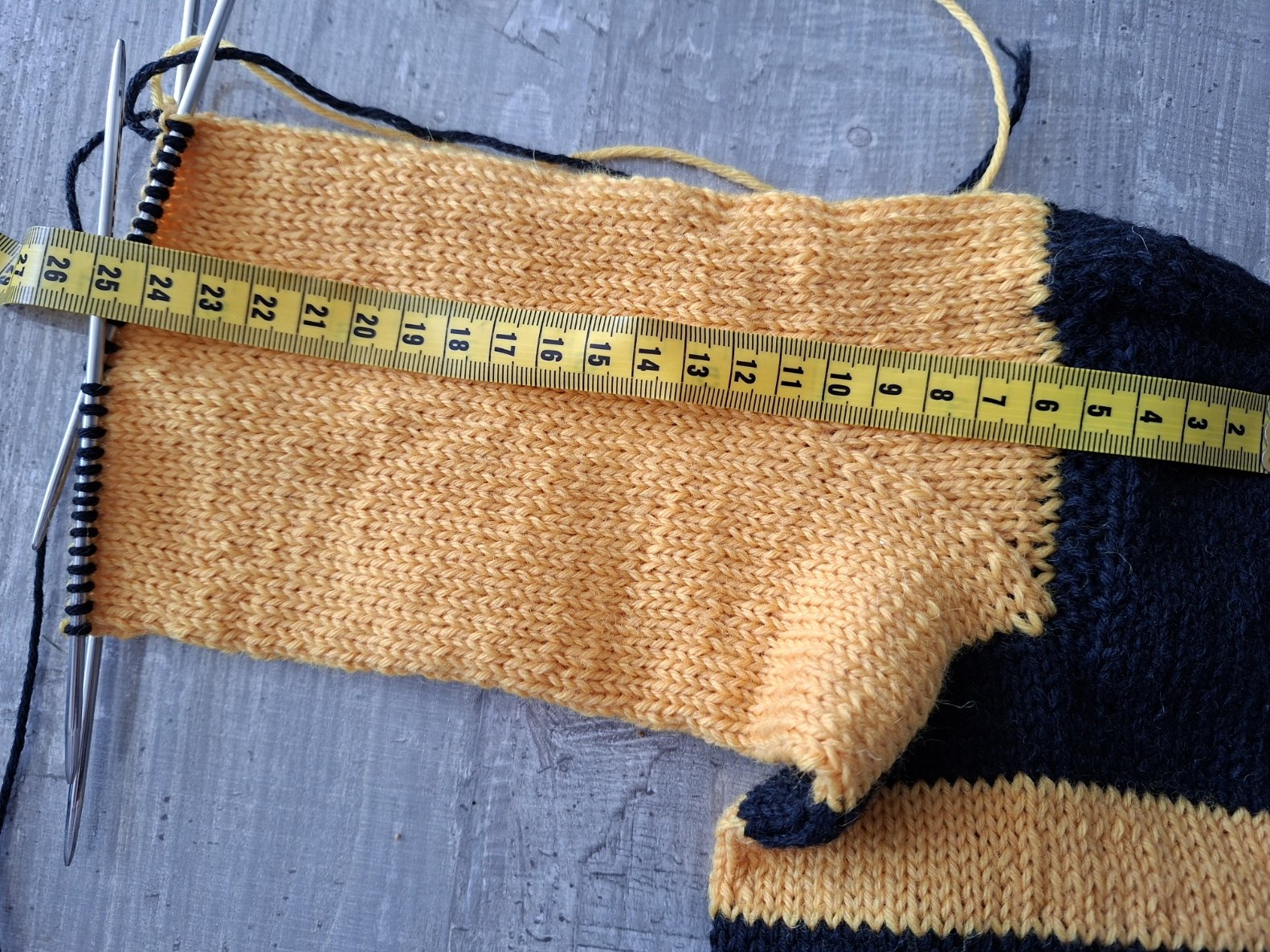 Blog-Inhaltsbild für 'Kostenlose Strickanleitung für Männersocken in Fanfarben – Größe 47'