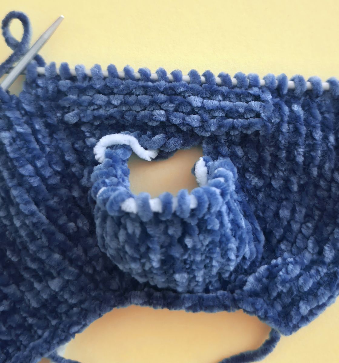 Blog-Inhaltsbild für 'Overall Baby Hai stricken'