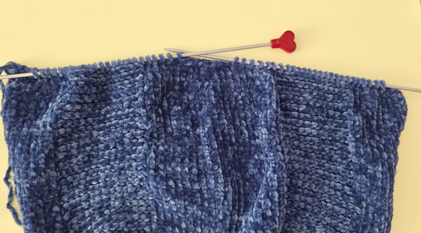 Blog-Inhaltsbild für 'Overall Baby Hai stricken'