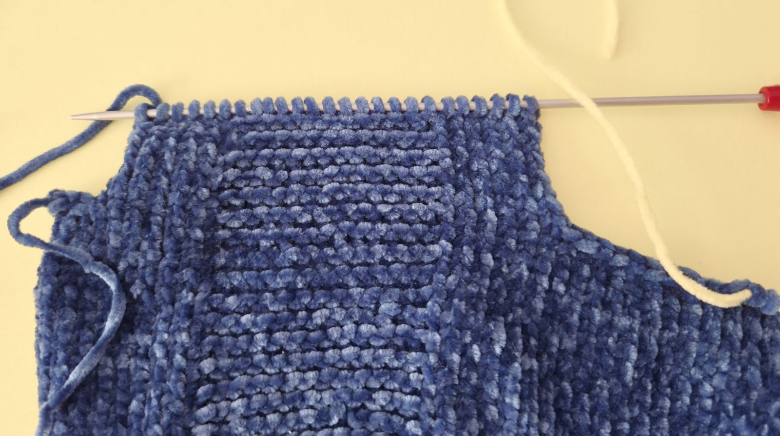 Blog-Inhaltsbild für 'Overall Baby Hai stricken'
