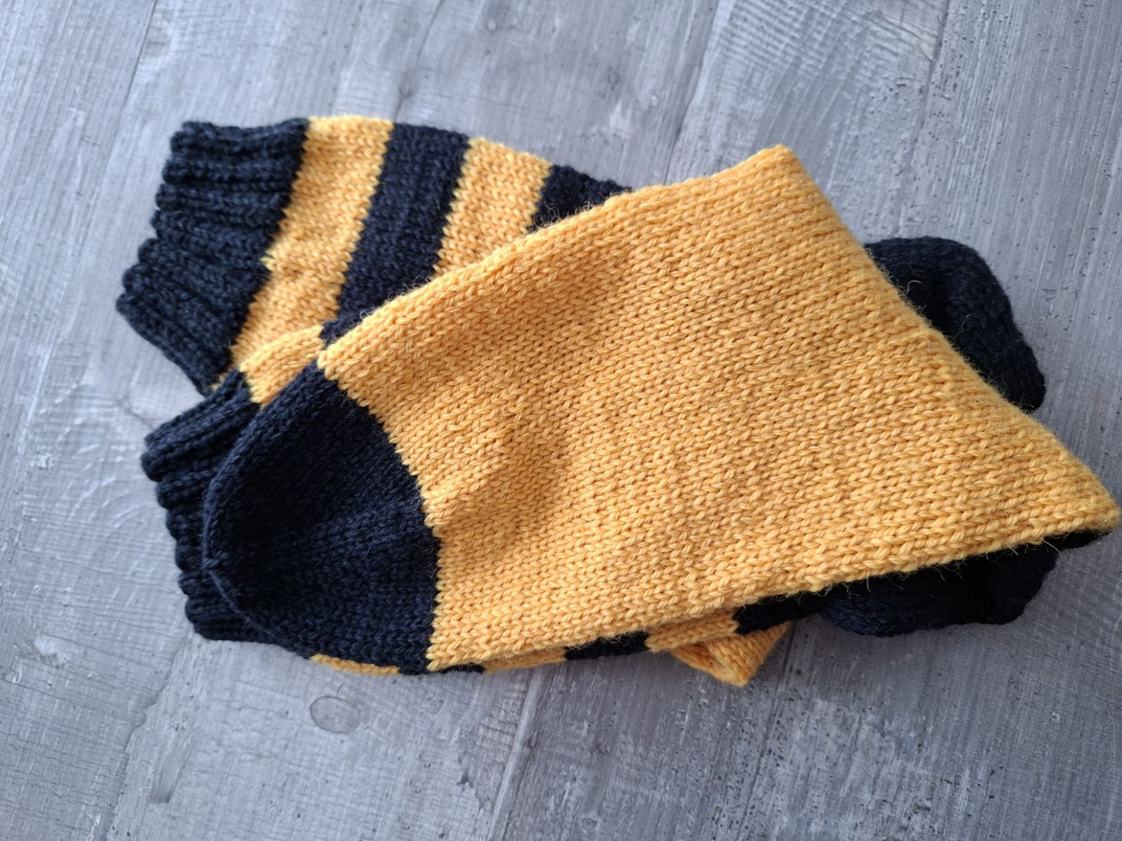 Blog-Inhaltsbild für 'Kostenlose Strickanleitung für Männersocken in Fanfarben – Größe 47'