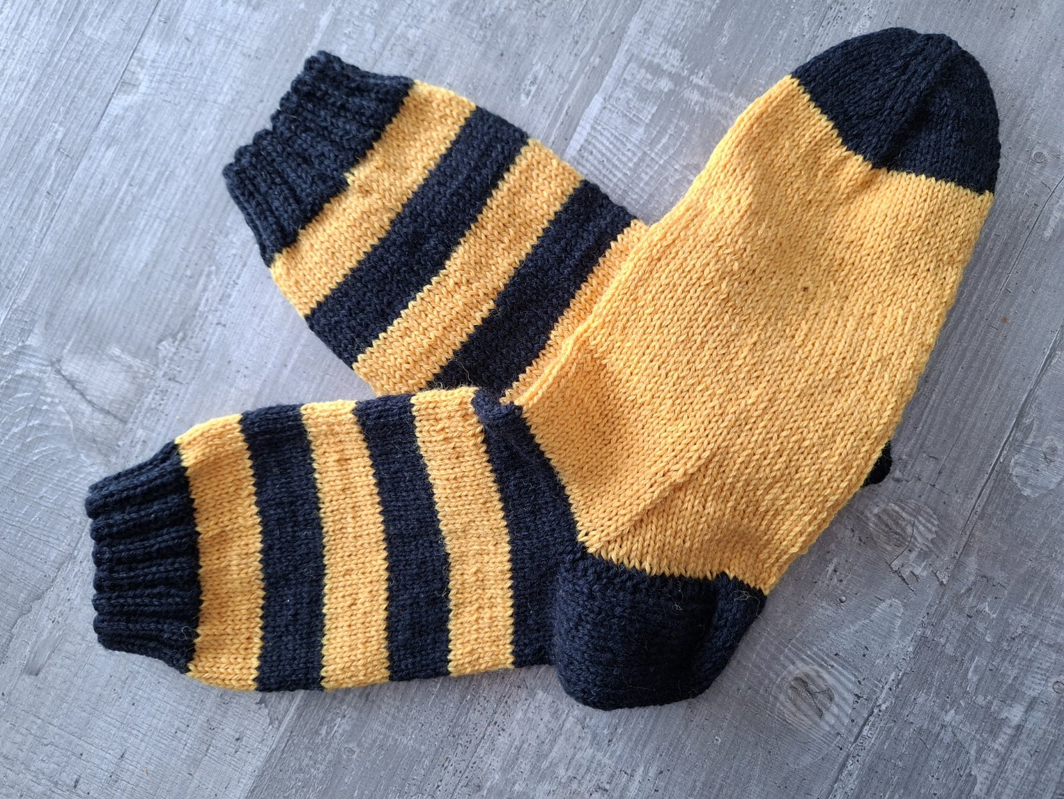 Blog-Inhaltsbild für 'Kostenlose Strickanleitung für Männersocken in Fanfarben – Größe 47'