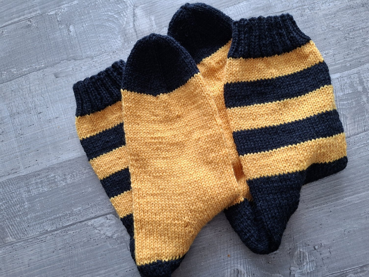 Blog-Inhaltsbild für 'Kostenlose Strickanleitung für Männersocken in Fanfarben – Größe 47'