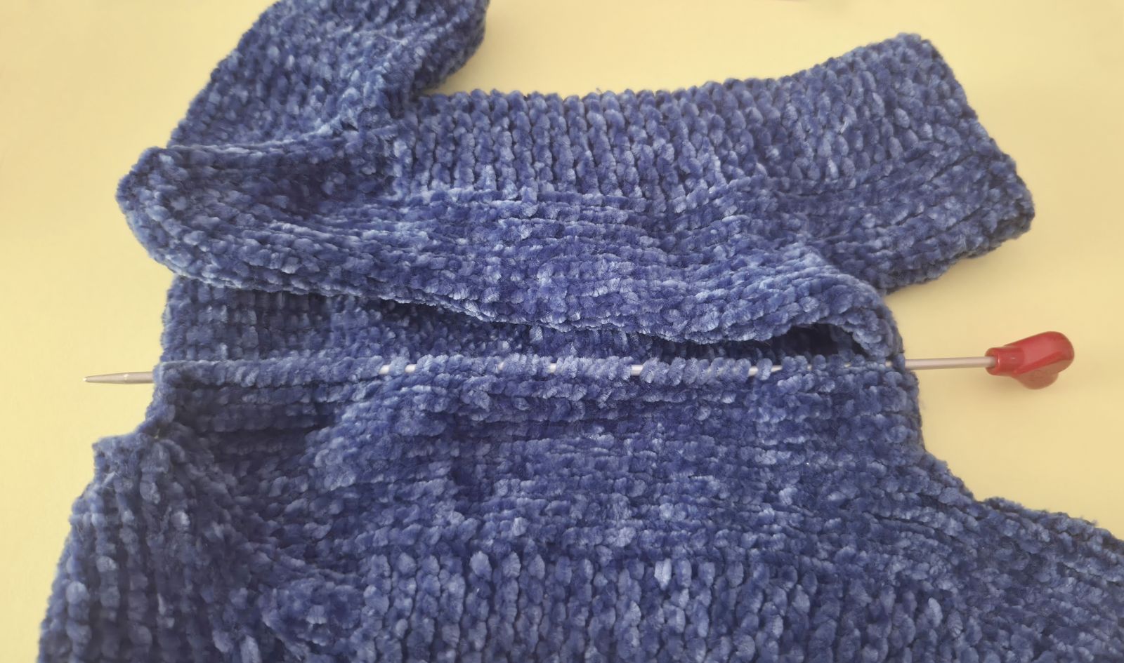 Blog-Inhaltsbild für 'Overall Baby Hai stricken'