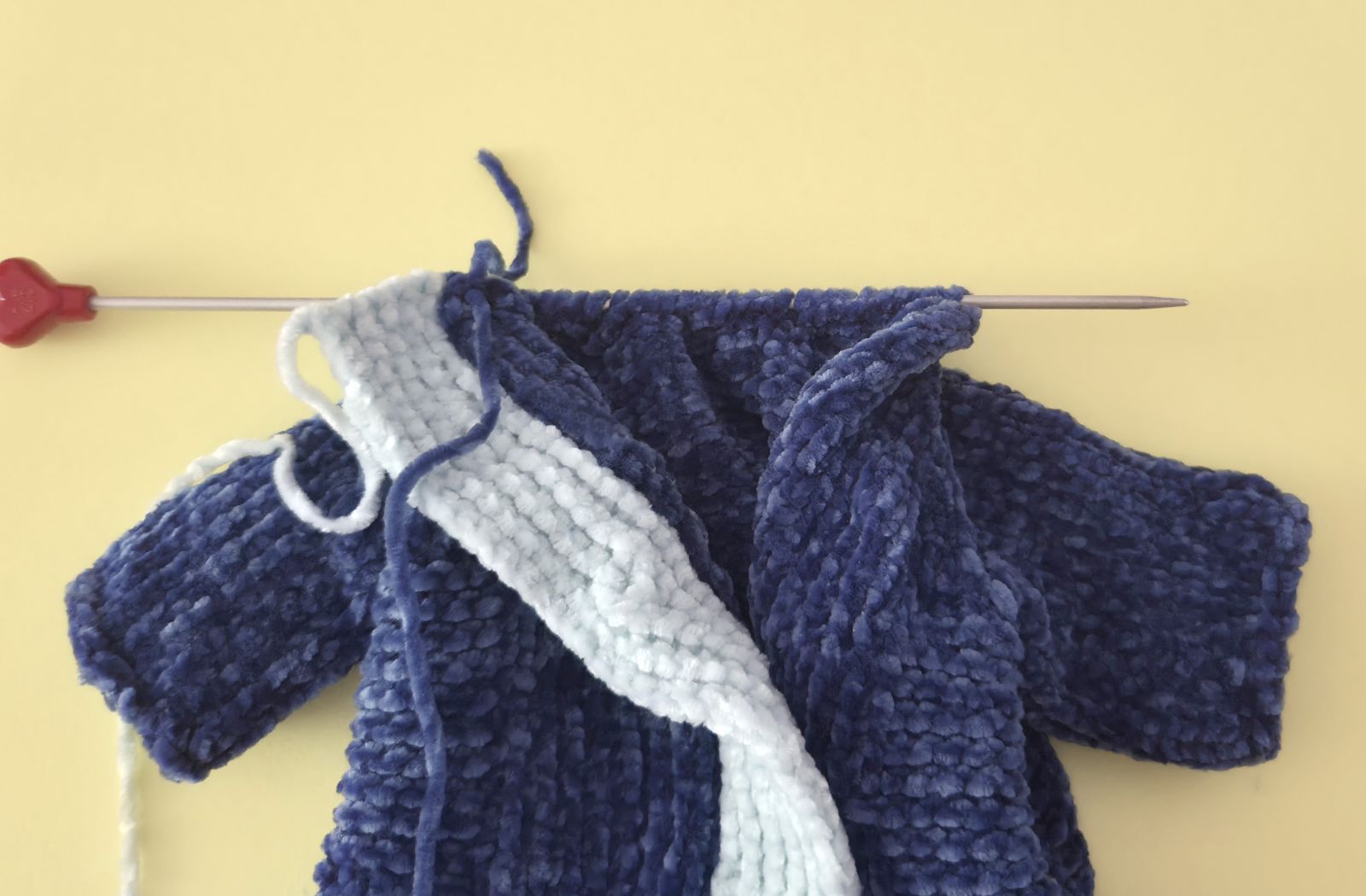 Blog-Inhaltsbild für 'Overall Baby Hai stricken'