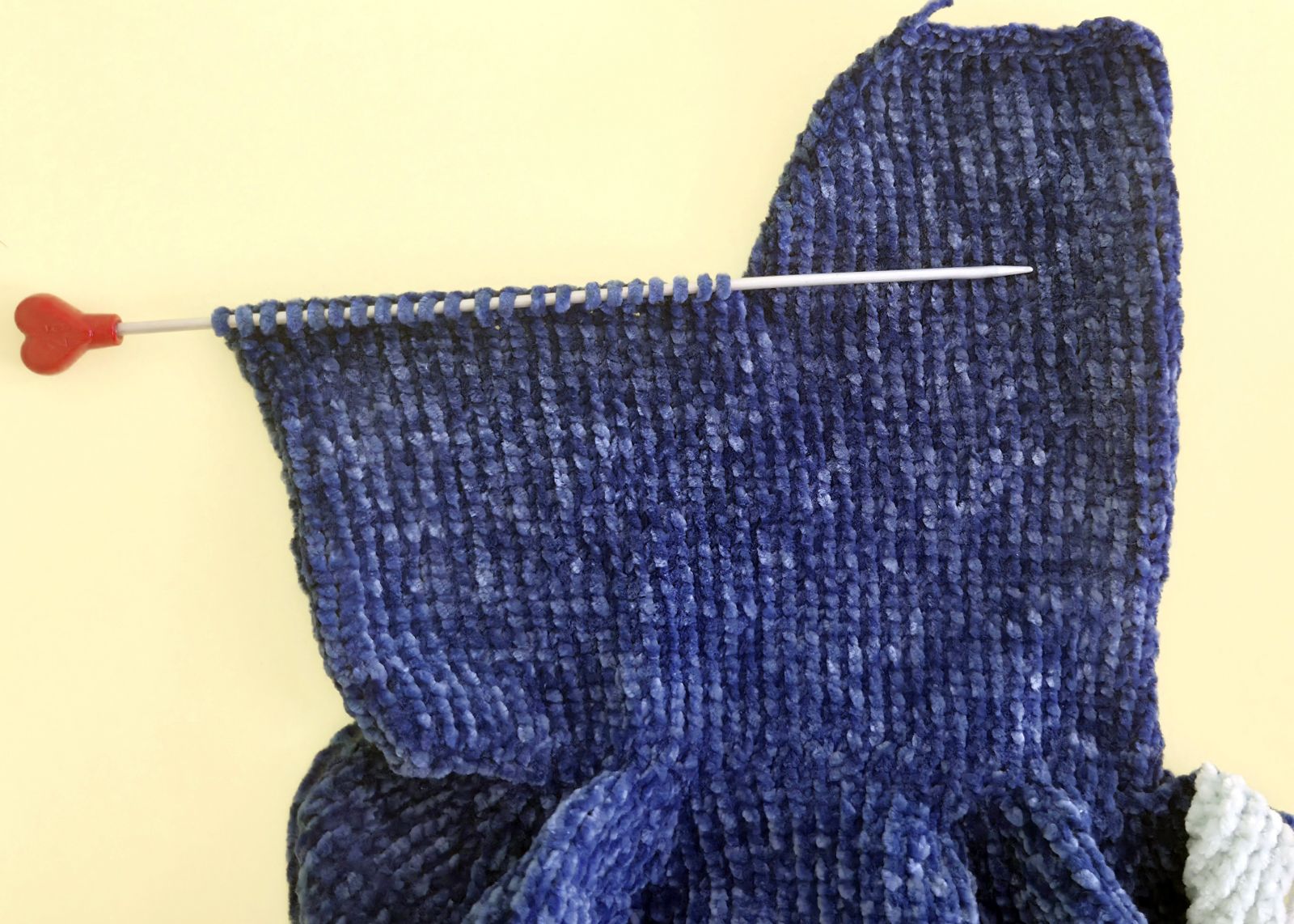 Blog-Inhaltsbild für 'Overall Baby Hai stricken'