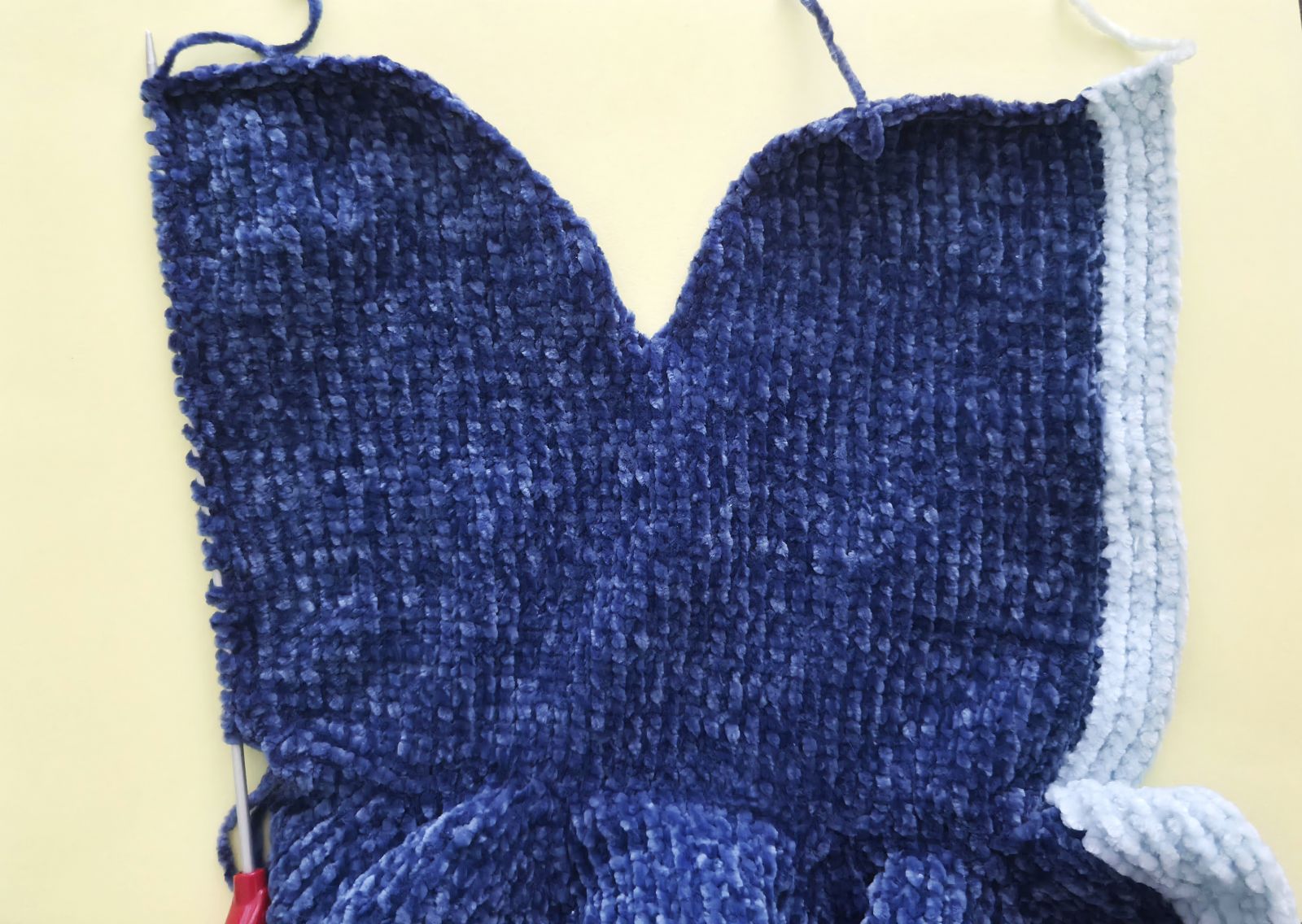 Blog-Inhaltsbild für 'Overall Baby Hai stricken'