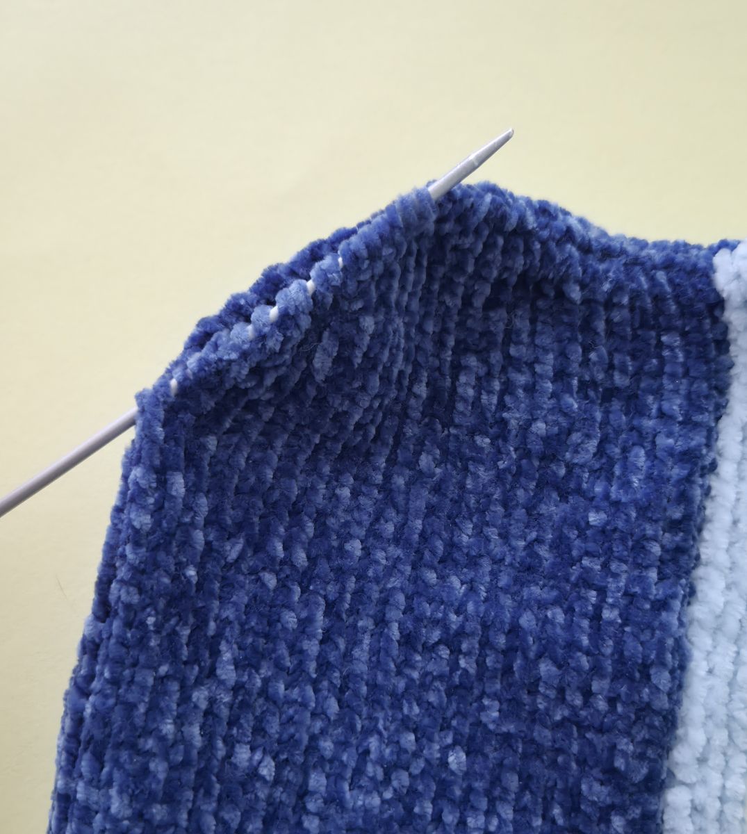 Blog-Inhaltsbild für 'Overall Baby Hai stricken'