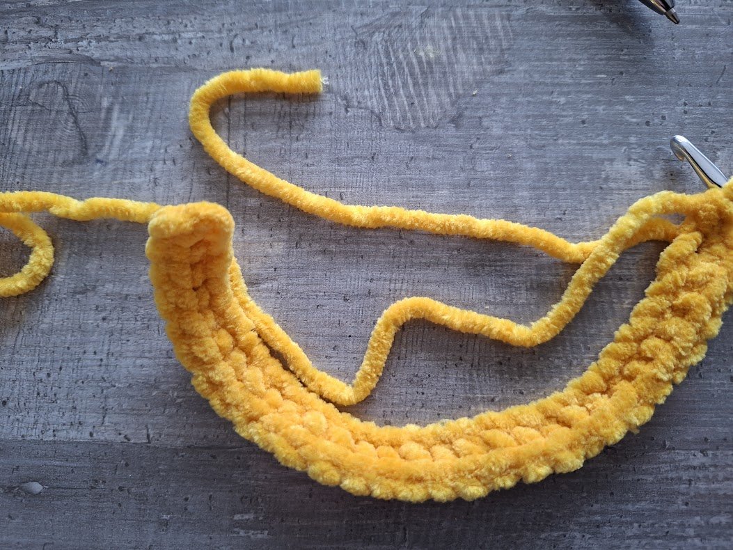 Blog-Inhaltsbild für 'Kostenlose Häkelanleitung für Summelechen, das fröhliche Bienenkissen 🐝'