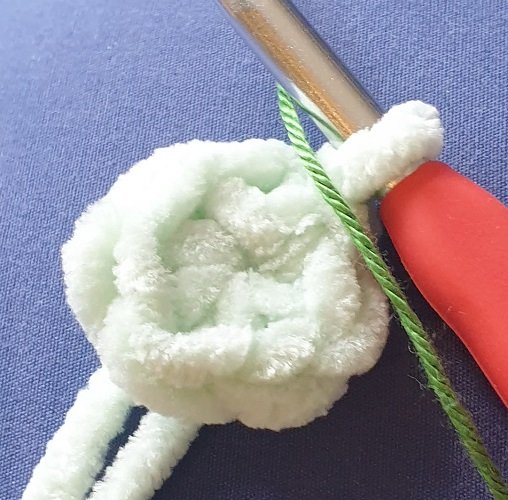 Blog-Inhaltsbild für 'Schluss mit Frickelei: Warum ein einfacher Faden das beste Zubehör für Deine Nadeln ist'