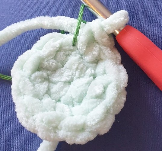 Blog-Inhaltsbild für 'Schluss mit Frickelei: Warum ein einfacher Faden das beste Zubehör für Deine Nadeln ist'