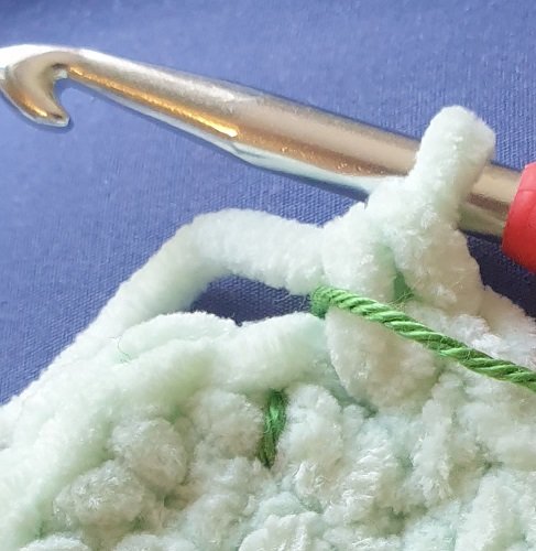 Blog-Inhaltsbild für 'Schluss mit Frickelei: Warum ein einfacher Faden das beste Zubehör für Deine Nadeln ist'