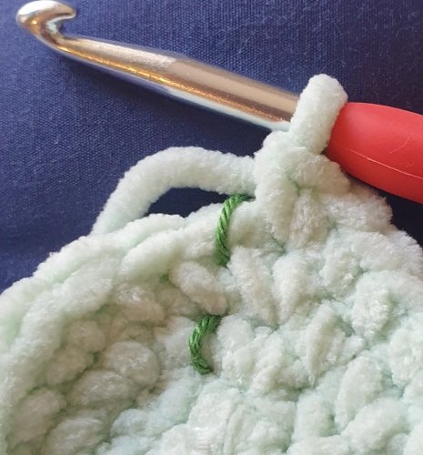 Blog-Inhaltsbild für 'Schluss mit Frickelei: Warum ein einfacher Faden das beste Zubehör für Deine Nadeln ist'