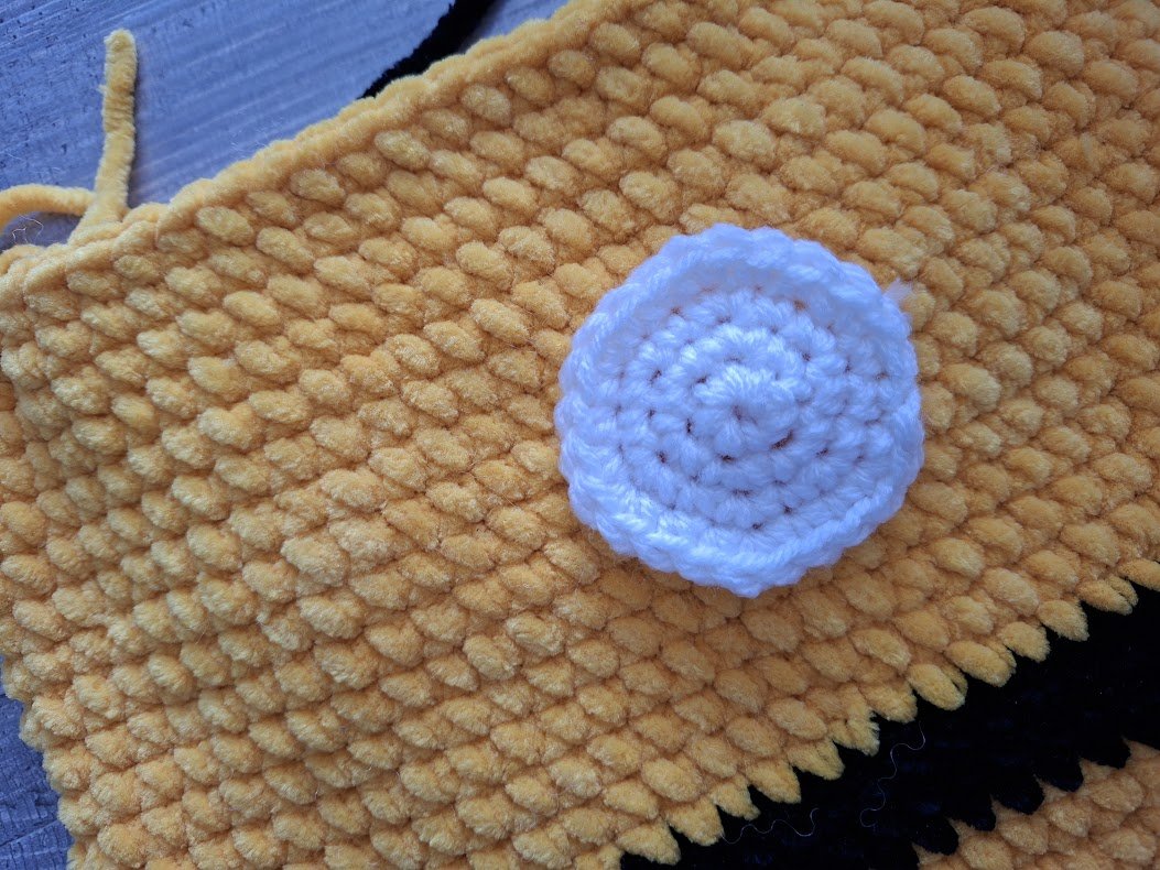 Blog-Inhaltsbild für 'Kostenlose Häkelanleitung für Summelechen, das fröhliche Bienenkissen 🐝'