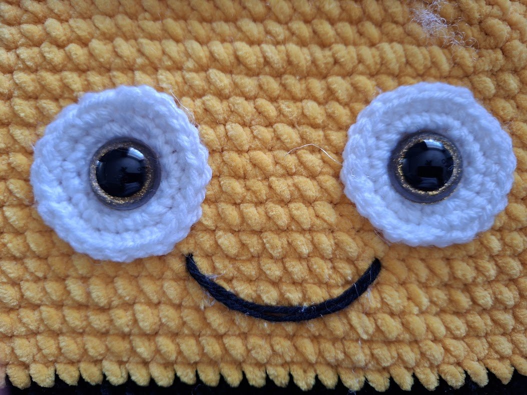 Blog-Inhaltsbild für 'Kostenlose Häkelanleitung für Summelechen, das fröhliche Bienenkissen 🐝'