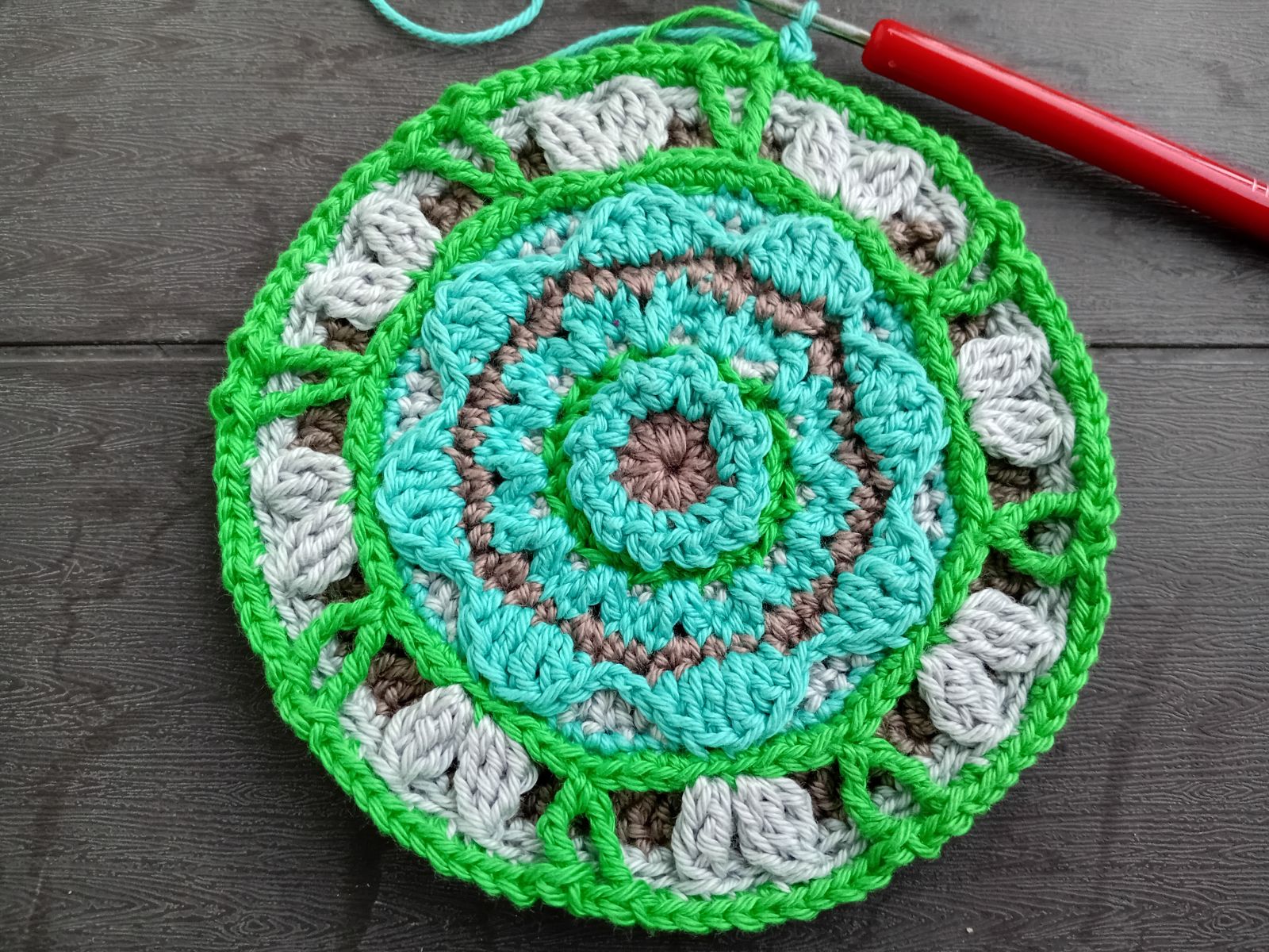 Blog-Inhaltsbild für 'Faszination Mandala häkeln: Wirkungsvolle, bunte Dekorationen zur Entspannung, Meditation, Selbstfindung'
