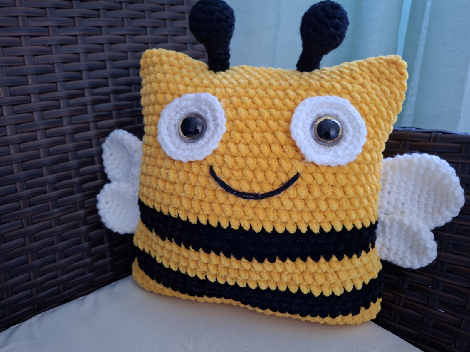 Blog-Inhaltsbild für 'Kostenlose Häkelanleitung für Summelechen, das fröhliche Bienenkissen 🐝'
