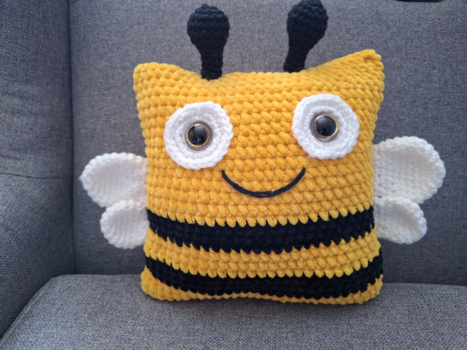 Blog-Inhaltsbild für 'Kostenlose Häkelanleitung für Summelechen, das fröhliche Bienenkissen 🐝'