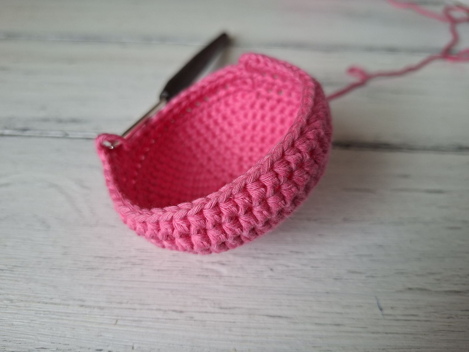 Blog-Inhaltsbild für 'Puppentasche häkeln. Kostenlose Anleitung für Erdbeertasche.'