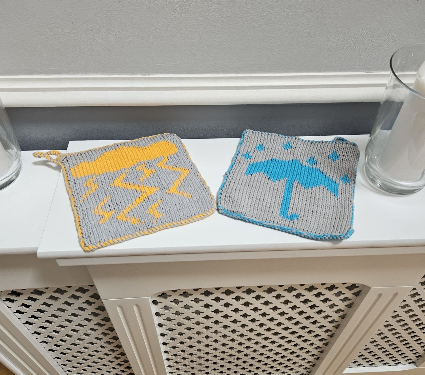 Blog-Inhaltsbild für 'Kostenlose Strickanleitung: Topflappen im Sommersturm-Design inklusive ausführlicher Erklärung der Fadenhaltung'
