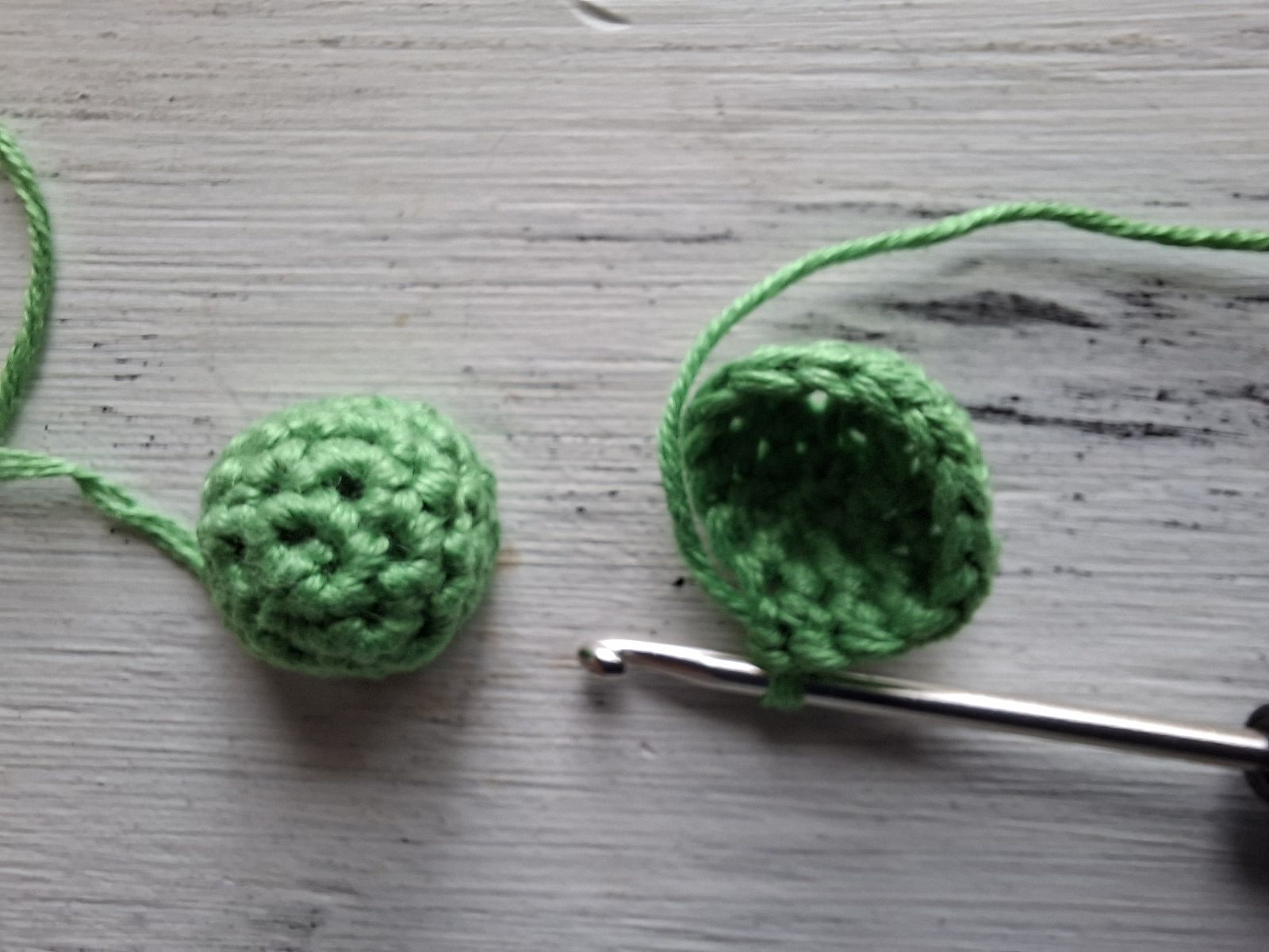 Blog-Inhaltsbild für 'Frosch mit Beuteltasche häkeln. Kostenlose Häkelanleitung'