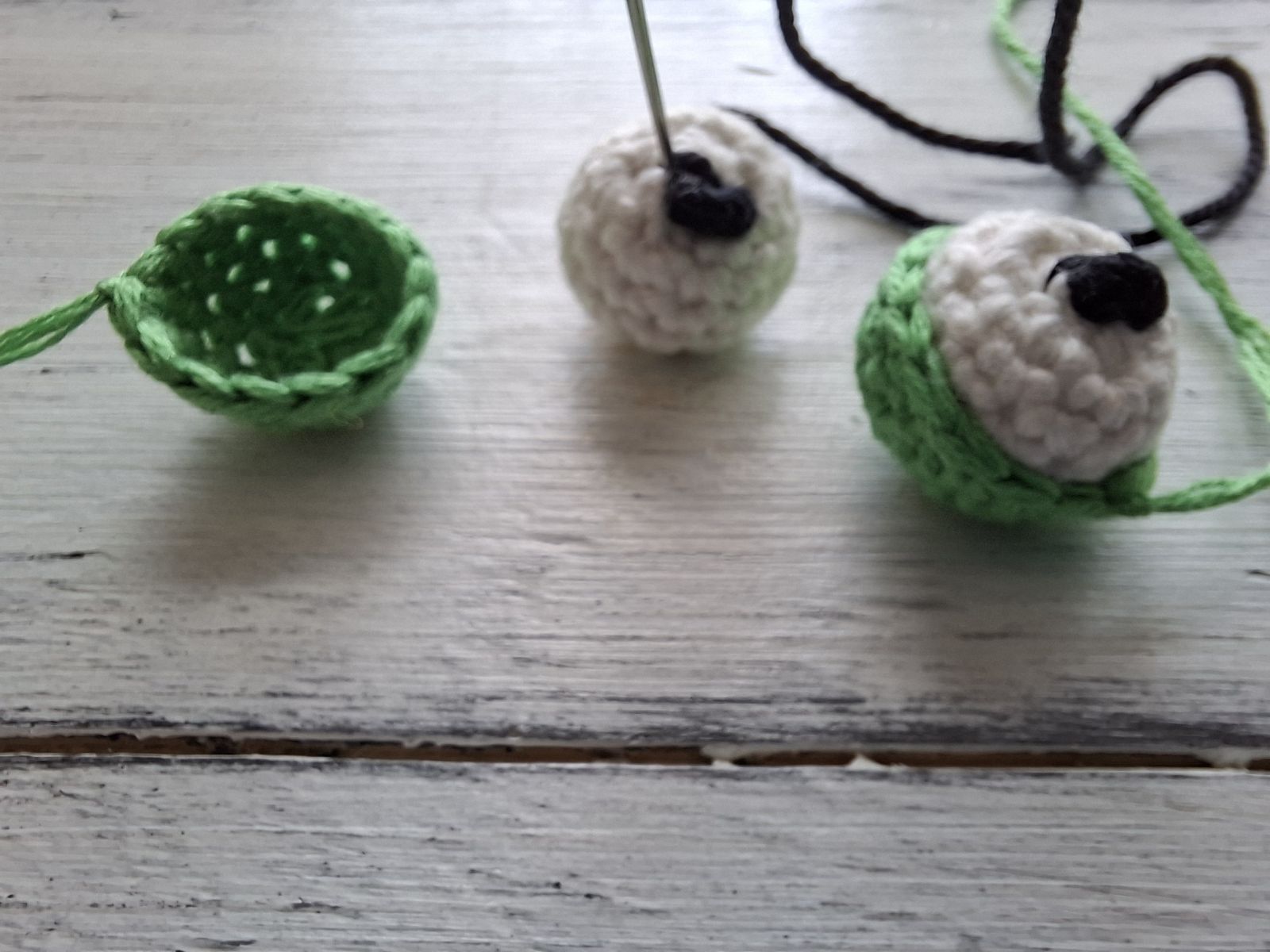 Blog-Inhaltsbild für 'Frosch mit Beuteltasche häkeln. Kostenlose Häkelanleitung'